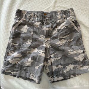 Women’s Carhartt Camo Shorts Size 10